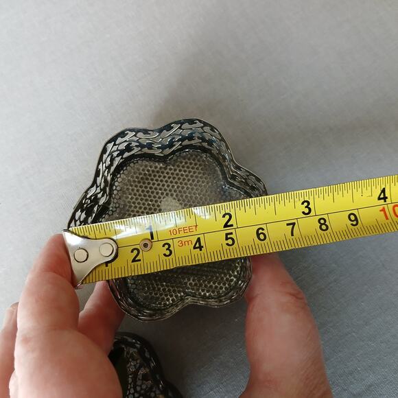 Vintage Filigree Metal Flower Top Box 2.5" diameter jewelry potpourri storage - Picture 9 of 10